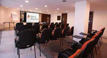 Auditório para eventos corporativos ou palestras no Hotel Solar de Amanhecer na praia de Charitas em Niterói, RJ