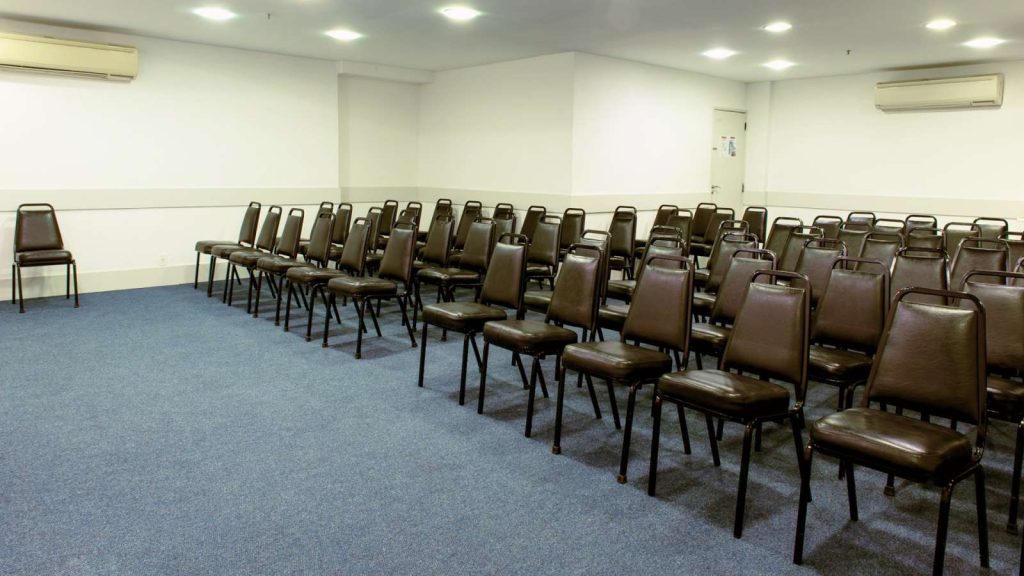 Auditório para eventos corporativos ou palestras no Hotel Solar de Amanhecer na praia de Charitas em Niterói, RJ