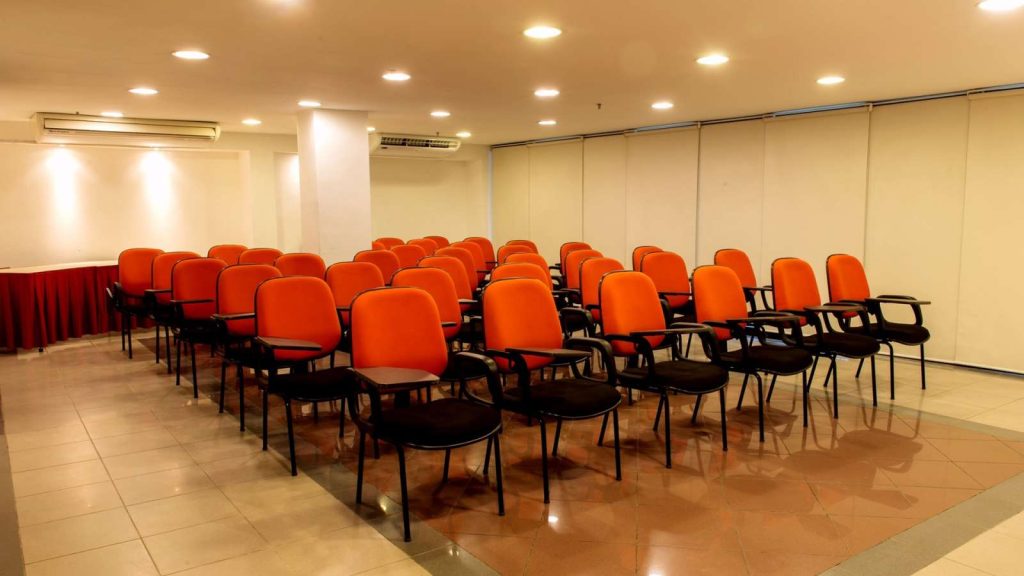 Auditório para eventos corporativos ou palestras no Hotel Solar de Amanhecer na praia de Charitas em Niterói, RJ