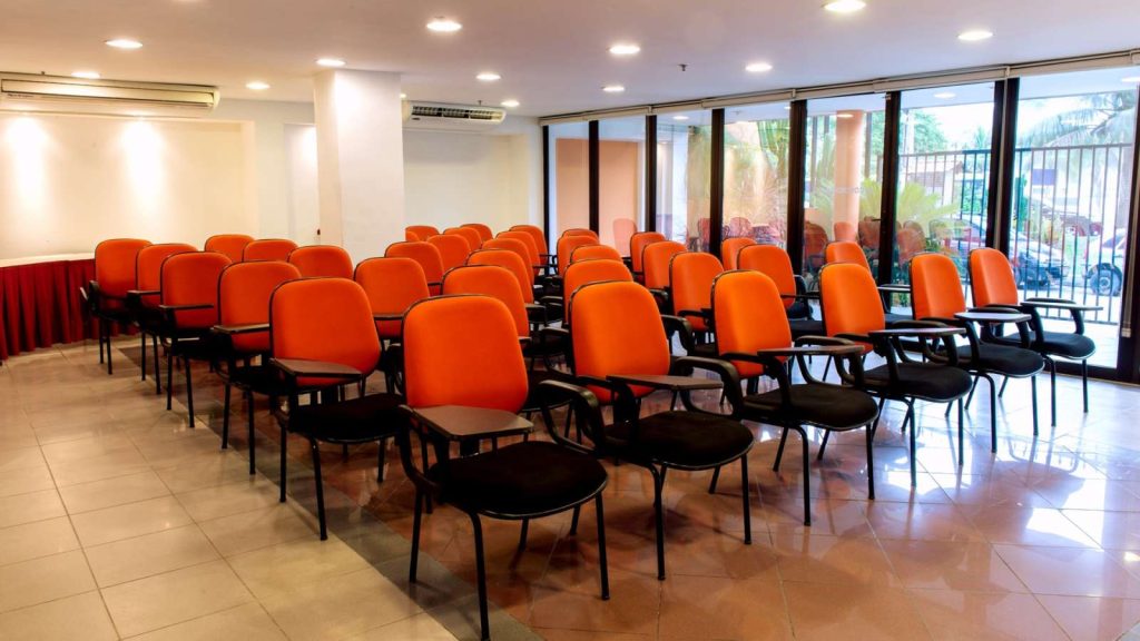 Auditório para eventos corporativos ou palestras no Hotel Solar de Amanhecer na praia de Charitas em Niterói, RJ