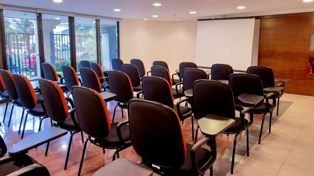 Auditório para eventos corporativos ou palestras no Hotel Solar de Amanhecer na praia de Charitas em Niterói, RJ