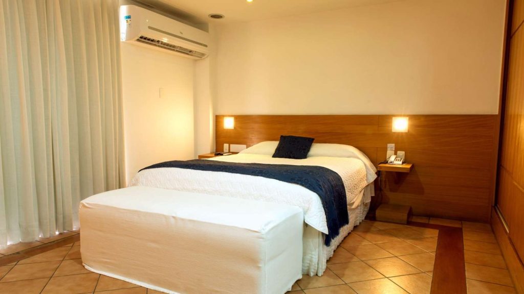 Quartos de frente para o mar no Hotel Solar do Amanhecer em frente a praia de Charitas em Niterói, Rio de Janeiro