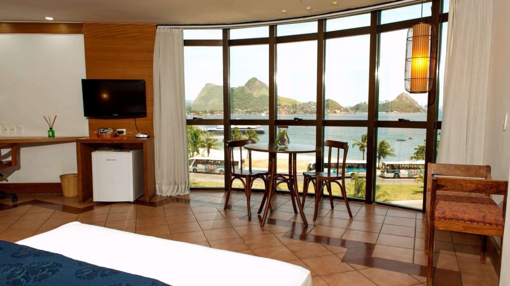 Quartos de frente para o mar no Hotel Solar do Amanhecer em frente a praia de Charitas em Niterói, Rio de Janeiro