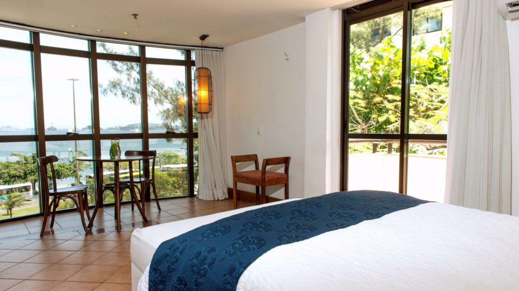 Quartos de frente para o mar no Hotel Solar do Amanhecer em frente a praia de Charitas em Niterói, Rio de Janeiro