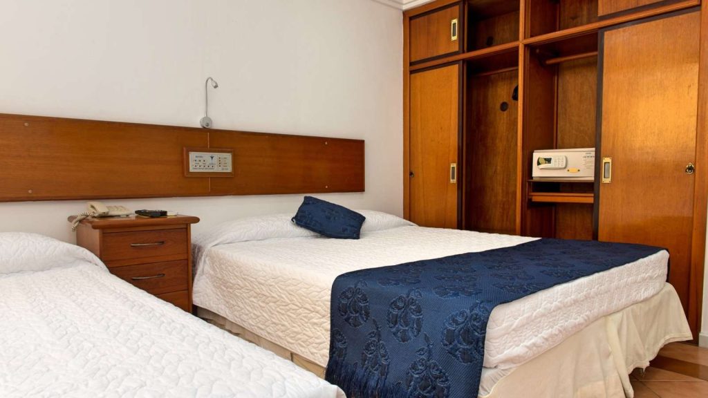 Quartos de frente para o mar no Hotel Solar do Amanhecer em frente a praia de Charitas em Niterói, Rio de Janeiro