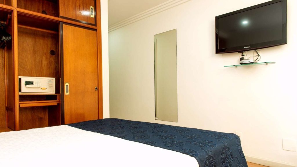 Quartos de frente para o mar no Hotel Solar do Amanhecer em frente a praia de Charitas em Niterói, Rio de Janeiro