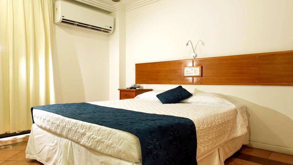 Quartos de frente para o mar no Hotel Solar do Amanhecer em frente a praia de Charitas em Niterói, Rio de Janeiro