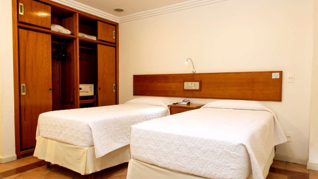 Quartos de frente para o mar no Hotel Solar do Amanhecer em frente a praia de Charitas em Niterói, Rio de Janeiro