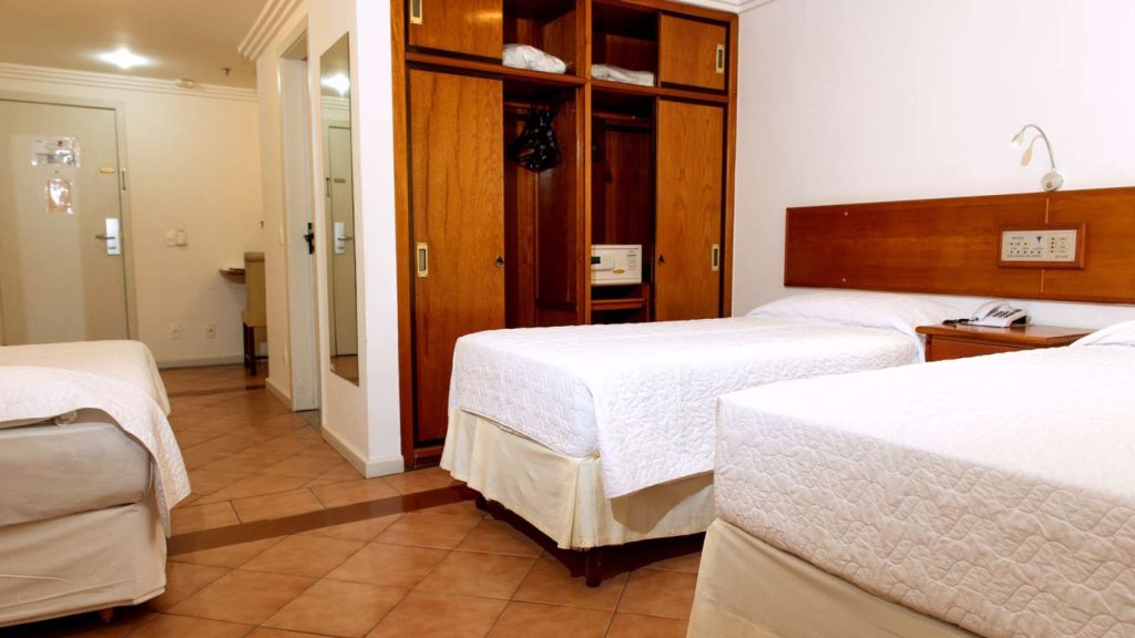 Quartos de frente para o mar no Hotel Solar do Amanhecer em frente a praia de Charitas em Niterói, Rio de Janeiro