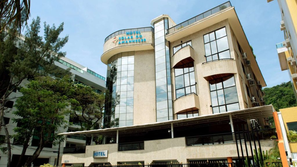Fachada do Hotel Solar do Amanhecer em frente a praia de Charitas em Niterói
