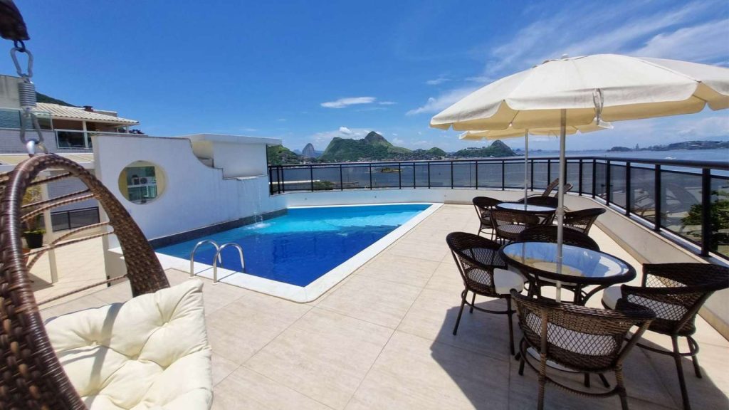 Piscina no terraço do Hotel Solar do Amanhecer com vista de frente para a praia de Charitas em Niterói, RJ