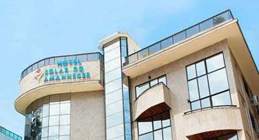 Fachada do Hotel Solar do Amanhecer em frente a praia de Charitas em Niterói