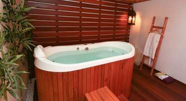 Espaço Wellness com banheira de ofurô de frente para o Mar em Niterói do Hotel Solar do Amanhecer